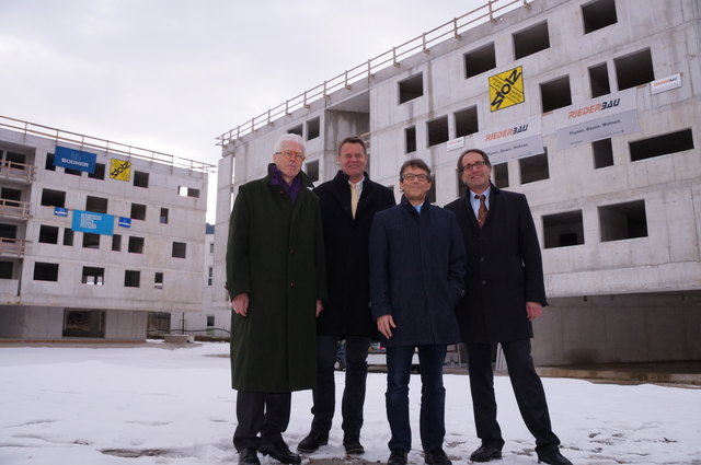 Klaus Lugger (li.), Landesobmann der gemeinnützigen Bauträger Tirols, beim traditionellen Jahresrück- und -ausblick gemeinsam mit seinen Stellvertretern Franz Mariacher (2. von li.) und Markus Lechleitner (re.) in Wörgl. Dort errichtet Frieden-Geschäftsführer Dietmar Härting (2.v.r.) gerade eine Wohnanlage mit 75 Einheiten.