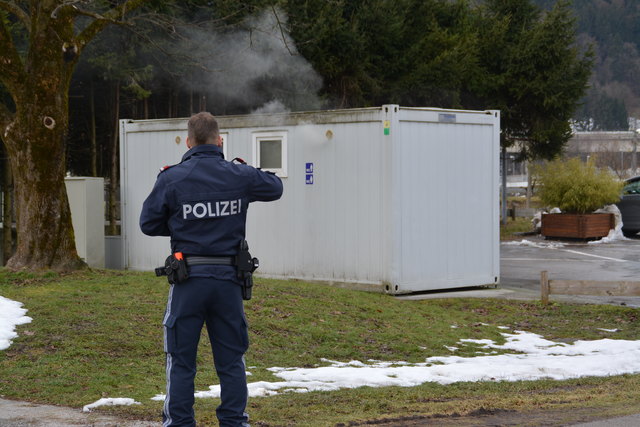 Die alarmierte Streife des Bundespolizei beim ersten Augenschein.