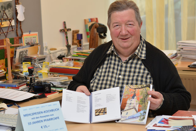 Pfarrer Alfred Höfler freut sich das attraktive Mehlspeisenrezeptbuch der Pfarre präsentieren zu können.