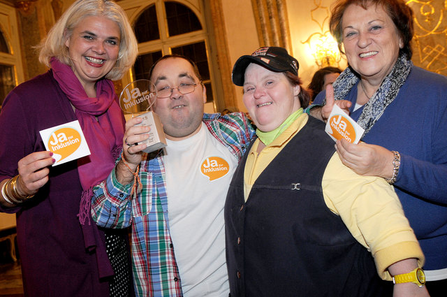 Vizebgm. Anja Hagenauer mit Inklusionspreis-Jurymitglied Erika Scharer und den Preisträgern Ingo Troppauer und Petra Maurer von den "kunterbunten 14ern".