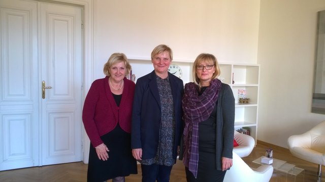 Die neue Bezirksrätin Evelyn Boisits mit Sandra Frauenberger und Bezirksvorsteherin Eva-Maria Hatl (v.l.)