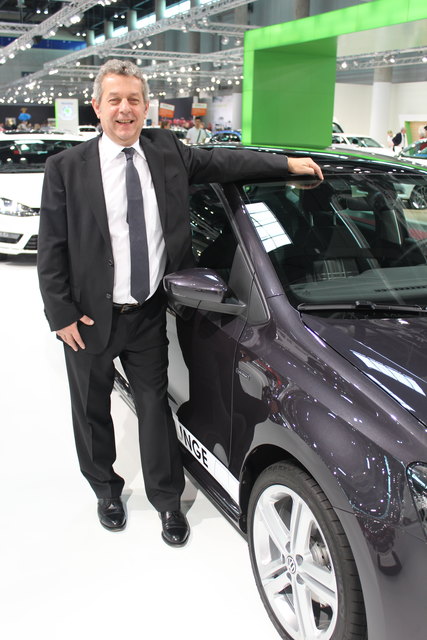 AMV Networks-Geschäftsführer Raimund Wagner präsentiert die nicht einmal Zigarettenschachtel-große DiBOX, die sein Unternehmen entwickelt hat. Die Porsche Holding Salzburg, Europas größter Autohändler, stattet in Österreich künftig seine Autos auf Wunsch damit aus.