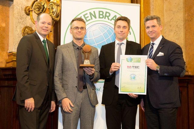 Dominik und Klemens Mittermayr (Bildmitte), Geschäftsführer der M-TEC Energie.Innovativ GmbH, bei der Preisverleihung. | Foto: Foto: Anna Rauchenberger