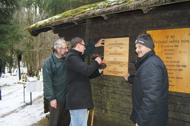 Bürgermeister Franz Wagner (ganz rechts) übergab als Vertreter der Gemeinde Klaffer das Friedenslicht an die tschechische Nachbargemeinde Nova Pec (Neuhofen). | Foto: Foto: Patrick Maurer