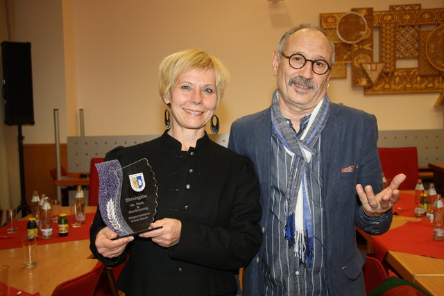 Dank und Anerkennung für 20 Jahre Laienschauspiel: Elfriede Greiner und Hans-Peter Ertler.