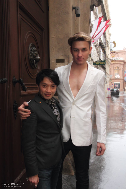 Daniel mit seinem Lieblingsdesigner La Hong | Foto: Margit Unterkircher