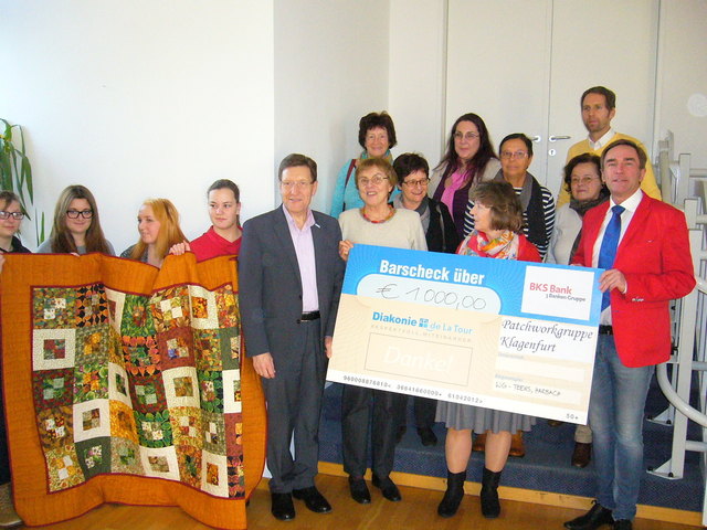 Die Patchworkgruppe Klagenfurt bei der Scheckübergabe mit Hubert Stotter (li.) und Manfred Sauer (re.) | Foto: KK