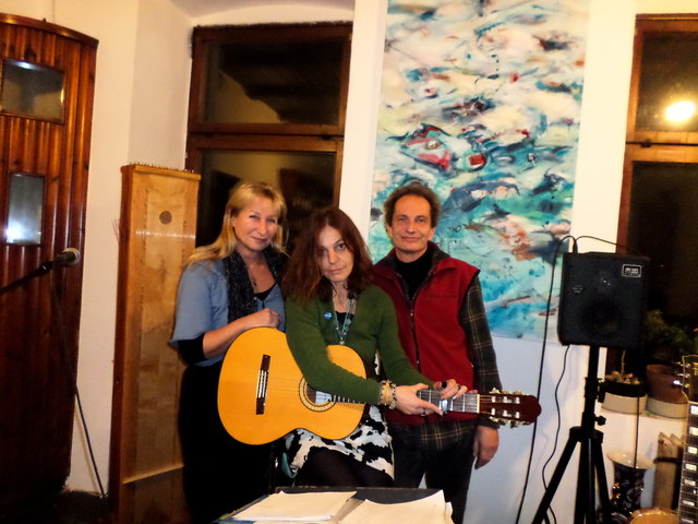 Künstlerin Vero Wölff (M.) mit den Reichenauer Grünen Martina Reidinger und Thomas Fritsch