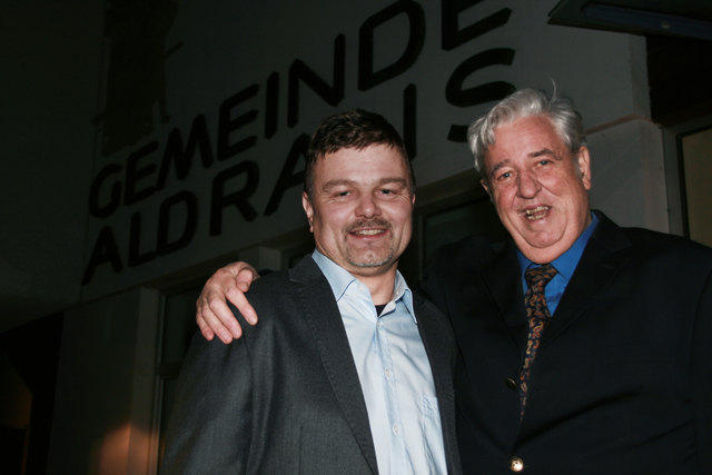 Altbürgermeister Adi Donnemiller wünscht seinem Nachfolger Johannes Strobl alles Gute.
