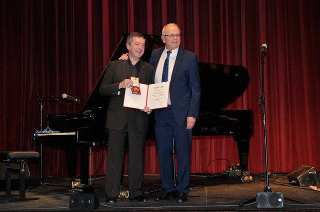 Der ausgezeichnete Pianist Martin Pyrker (l.) und Bürgermeister Peter Koits bei der Verleihung im Welser Stadttheater. | Foto: Wögerbauer