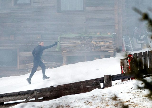 Seit Donnerstag geht Daniel Craig in Obertilliach seiner Agententätigkeit nach. | Foto: Johann Groder/APA/picturedesk