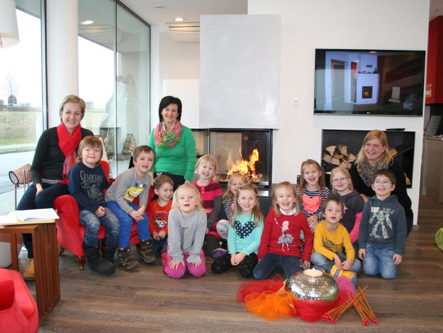 Ganz im Zeichen des Feuers stand der Besuch der Burschen und Mädchen des Kindergartens Steinhaus bei Karlhuber Kachelöfen. | Foto: Privat