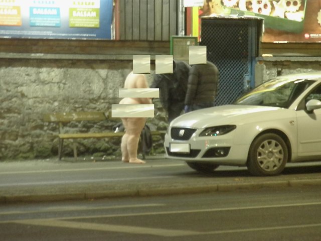 An einer Bushaltestelle in Graz - zu später Stunde...