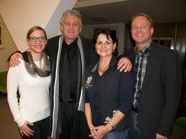 Rainhard Fendrich mit dem Team von Radio Grün Weiß in Leoben: Nicole Präpasser, Barbara Stiendl und Mario Fraiss. | Foto: KK