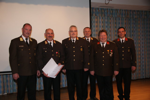 LFK Peter Hölzl, Kdt. Hubert Senn, BFK Hermann Wolf, AFK Heinz Haim, Bgm. Thomas Lutz und Kdt.-Stv. Christoph Legenstein.