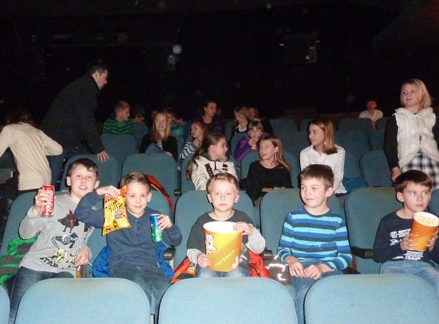 Thomas, Sebastian, Lukas, Pius und Marco (v.l.) sind mit Knabbereien gerüstet für den Film