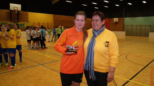 Torfrau Julia Schmidt vom USC Wiesbauer Mauerbach und Vizebgm. Stefanie Steurer