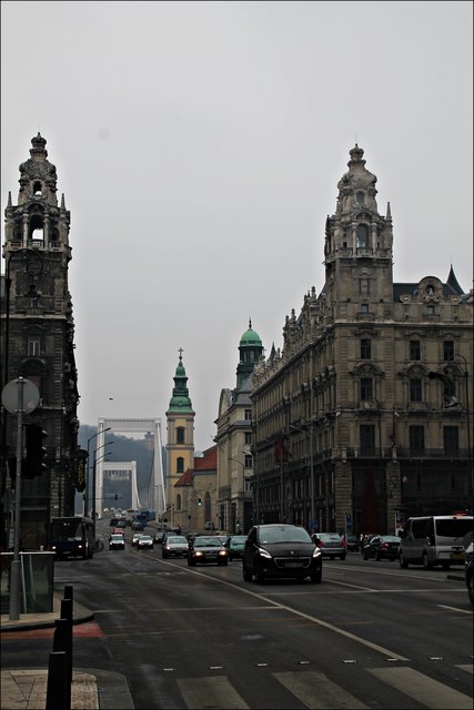 Hier sieht man die weiße Brücke -das ist die Elisabethbrücke