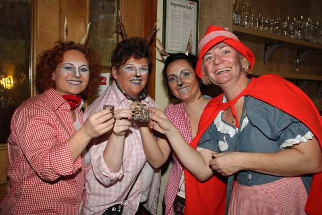 Auf eine erfolgreiche Wilderei stießen Karin Padinger, Roswitha Wimmer und Sylvia Pichler mit Organisatorin "Robin Hood" Margret Dürnberger an.