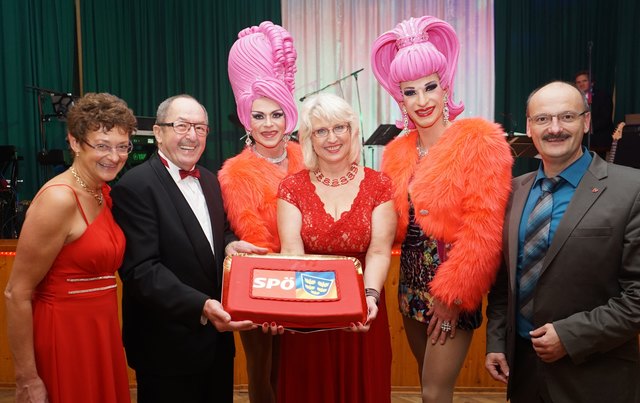 Präsentierten den Tombola Spezialpreis: Brigitte Kos, STR Schweighofer, Udo, STR Beate Raabe-Schasching, Alexander, STR Josef Fischer | Foto: Privat