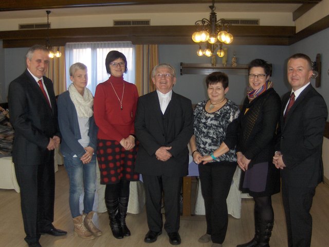 Bgmst. Erich Zweiler, Nicole Frühstück, AR Andrea Bschaden, Hr.
Pfarrer Josef Nebel, Waltraud Durda, Sonja Rathmanner, Vize Franz Geissler | Foto: Foto: Gemeinde