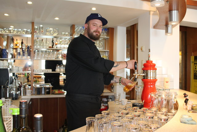 Seit 1998 steht Peter Hauser in seinem Gasthaus hinter der Theke