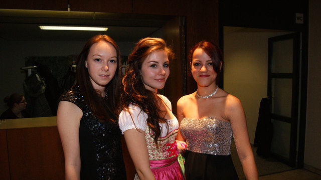 Stefanie, Larissa und Selina finden, dass Laufmaschen und flache Schuhe bei einem Ball unmöglich aussehen.