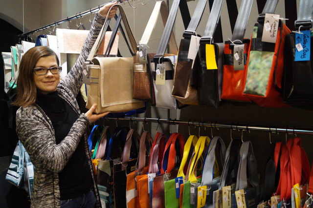 "Unsere Taschen sind schon sehr bekannt und beliebt", meint Shopmanagerin Victoria Kadernoschka.