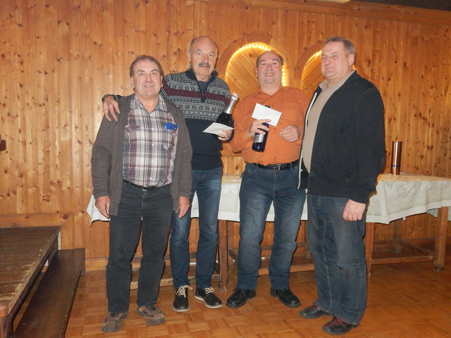 Freylinger Hermann (2. Platz), Pranzl Karl (1. Platz), Hofbauer Willi (3. Platz) und Obmann Karl Brandecker (v. l.). | Foto: SVR