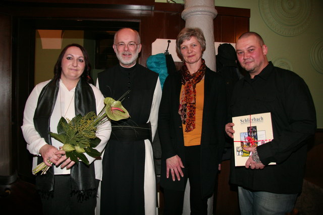 Adelheid und Marcus Unterrainer (außen) mit Pater Josef Riegler und Bürgermeisterin Katharina Seebacher.