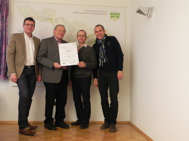 EVN Gemeindebetreuer Christoph Grassler sowie Walter Trachsler (Ltg. Kundenzentrum Gmünd) übergibt Öko-Zertifikate an Bürgermeister Johann Weissenböck und Vizebürgermeister Franz Hinker | Foto: Foto: Gemeinde Dietmanns