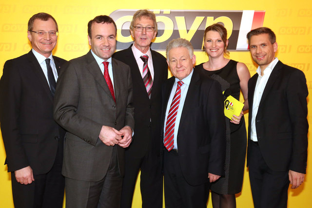 Thomas Stelzer, Manfred Weber (Vorsitzender der EVP-Fraktion im Europäischen Parlament), Wolfgang Mayrhuber (Aufsichtsrats-Vorsitzender der Deutschen Lufthansa AG), Josef Pühringer, Moderatorin Michaela Drinovac-Roithmayr, LGF Wolfgang Hattmannsdorfer (v.l.). | Foto: Wakolbinger