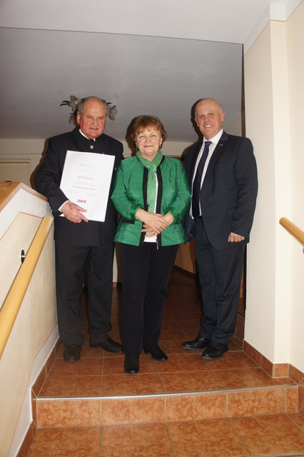 Klaus Berer (r.) von der Wirtschaftskammer Braunau durfte die Auszeichnung an Matthias Lienbacher überreichen. Mit ihm freut sich seine Gattin Hilda Lienbacher. | Foto: WKO Braunau