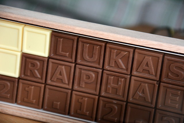 Süße Verführung: Schokolade mit den Namen des Pärchens. Auch das Jahresdatum kann darauf vermerkt werden.