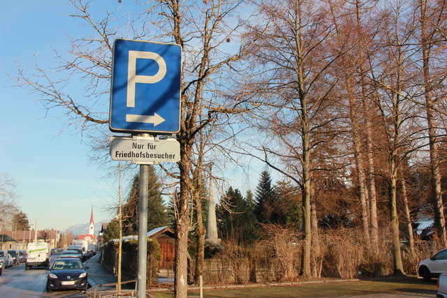 Der Parkplatz ist eigentlich für Friedhofsbesucher vorgesehen. Nicht für Freier.
