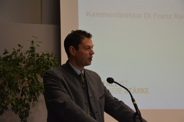 Landwirtschaftskammer-Direktor Franz Raab bei seinem Vortrag im Schloss Weinzierl.