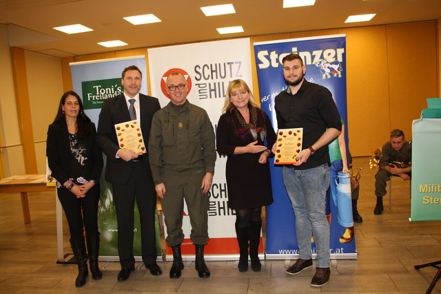 Heinz Zöllner sowie Monika Schaller und Eva Radinger zeichnen Didi Peissl und Lukas Schweighofer mit einer Kekse-Urkunde aus.