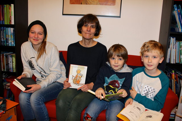 Lesefans unter sich: Rosa (13), Gabriele Zeiser, Ida (7) und Irmo (9) mit ihren Lieblingsbüchern