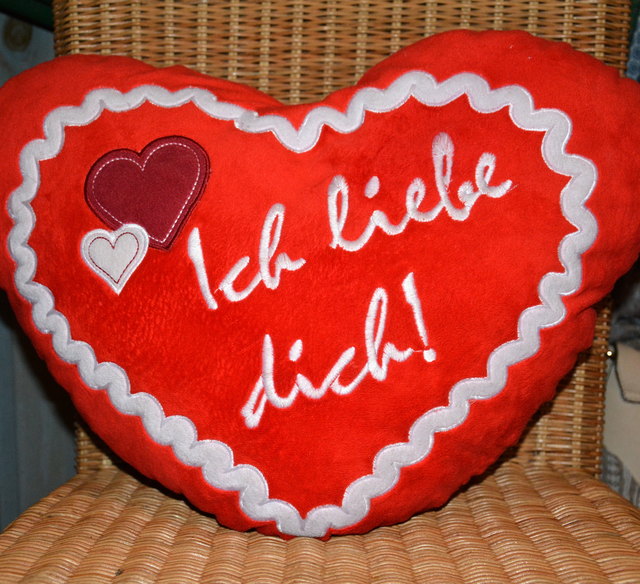 Der Brauch, dass sich Verliebte beschenken, geht der Legende nach auf den Märtyrer Valentin von Terni zurück, der in der Zeit der Christenverfolgung Pärchen christlich traute.