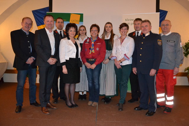 Vereinsempfang: Sepp Weber, Vize Günter Steindl, Ernst Feichtinger, Stadtchefin Ludmilla Etzenberger, Katja Schitzenhofer, Gabi Doppler, Christina Riegler, Nadja Stummer, Gottfried Gießrigl, Kommandant Karl Simlinger und Werner Hagmann vom Roten Kreuz Gföhl | Foto: Foto: Stadt Gföhl
