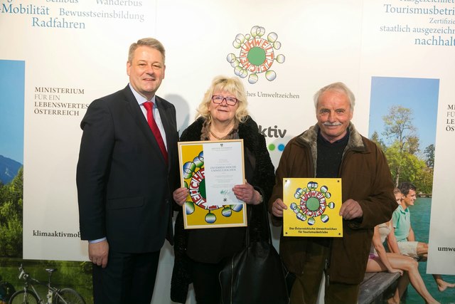 Hotel Solaria ausgezeichnet: Bundesminister Andrä Rupprechter, Seniorchefin Irmgard Kathrein und Seniorchef Oswald Kathrein (v. l.). | Foto: BMLFUW/Strasser Robert