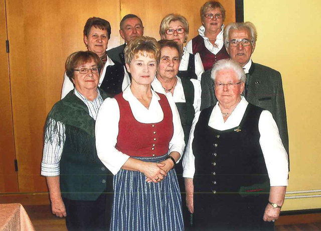 Obfrau Josefine Zöhrer, Ehrenobfrau Anna Ambros und der neu gewählte Vorstand. | Foto: KK