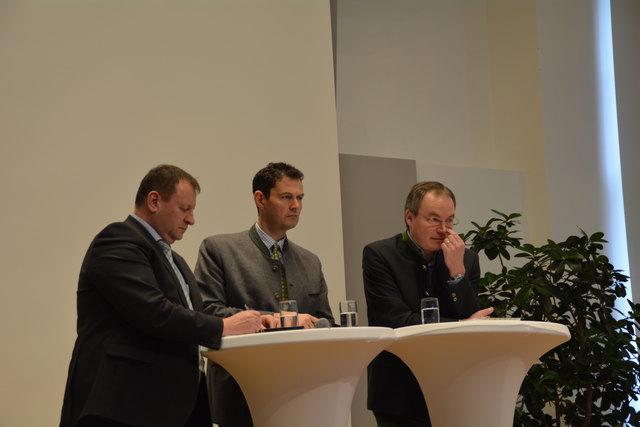 Günter Griesmayer, Franz Raab und Stephan Pernkopf diskutierten mit den Schülern des Franciso-Josephinums im Schloss Weinzierl.