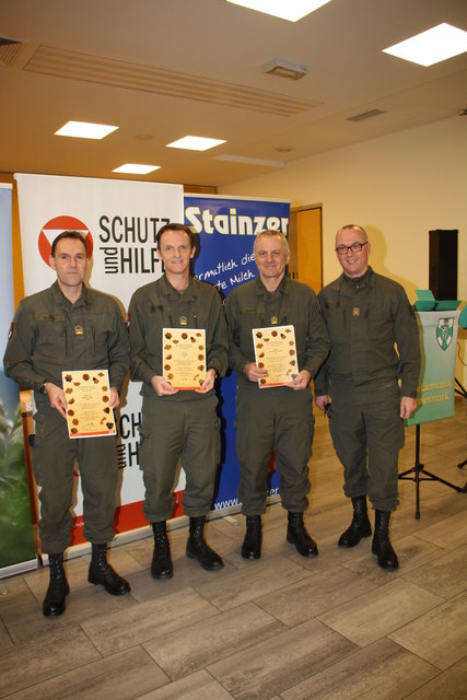 Heinz Zöllner zeichnet das Führungsteam der Hackher-Kaserne Gratkorn Manfred Spari, Ulf Auer und Maximilian Trares mit einer Kekse-Urkunde aus.