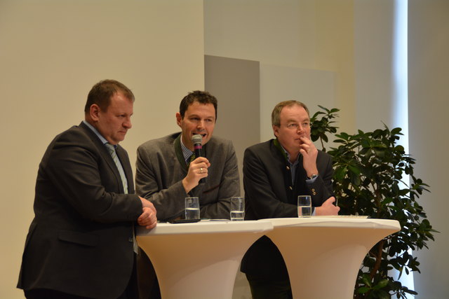 Günter Griesmayer, Franz Raab und Stephan Pernkopf diskutierten mit den Schülern des Franciso-Josephinums im Schloss Weinzierl.