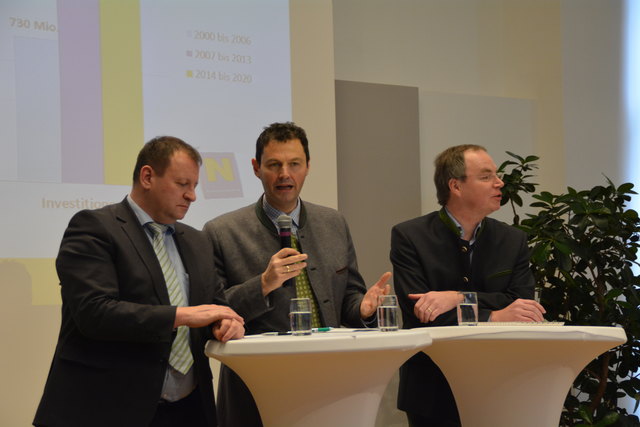 Günter Griesmayer, Franz Raab und Stephan Pernkopf diskutierten mit den Schülern des Franciso-Josephinums im Schloss Weinzierl.