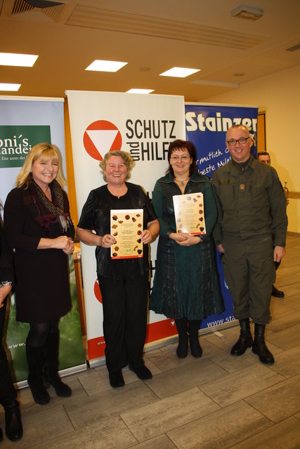 Eva Radinger und Heinz Zöllner zeichnen Brigitte Winkelmayer und Christine Utri mit einer Kekse-Urkunde aus.