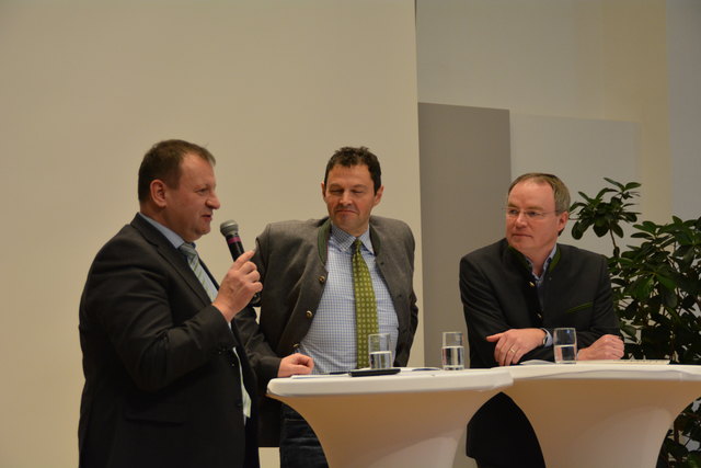 Günter Griesmayer, Franz Raab und Stephan Pernkopf diskutierten mit den Schülern des Franciso-Josephinums im Schloss Weinzierl.