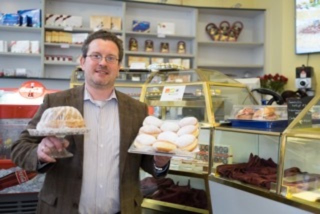 Konditormeister Markus Frömmel präsentiert seine süßen Waren. | Foto: Burghardt
