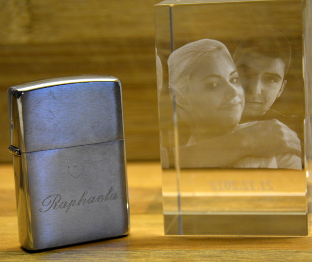 Sehr persönlich sind Geschenke mit dem Vornamen oder einem eingravierten Foto.